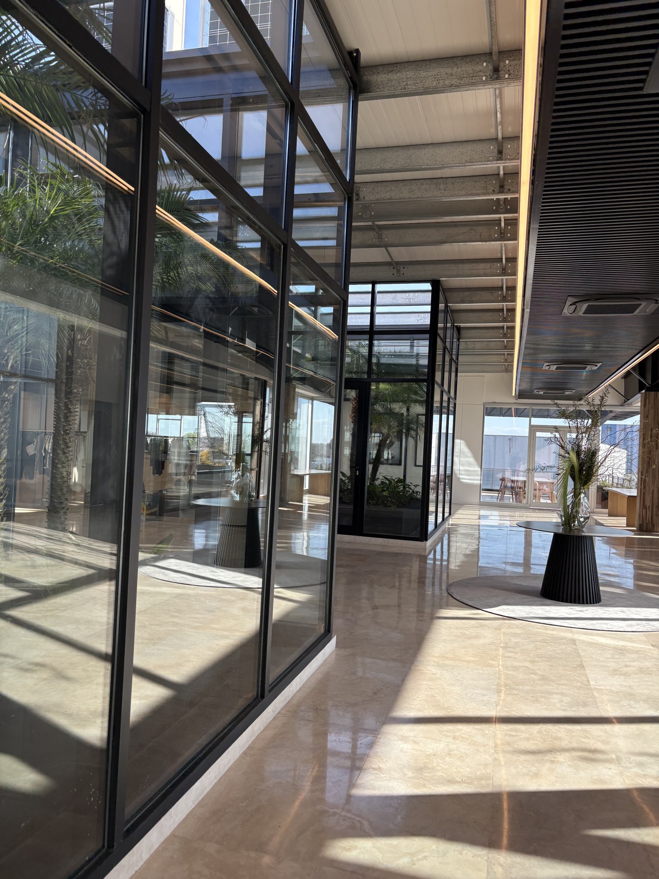 Oficina en Florida Park con cerramientos interiores de aluminio negro y vidrio