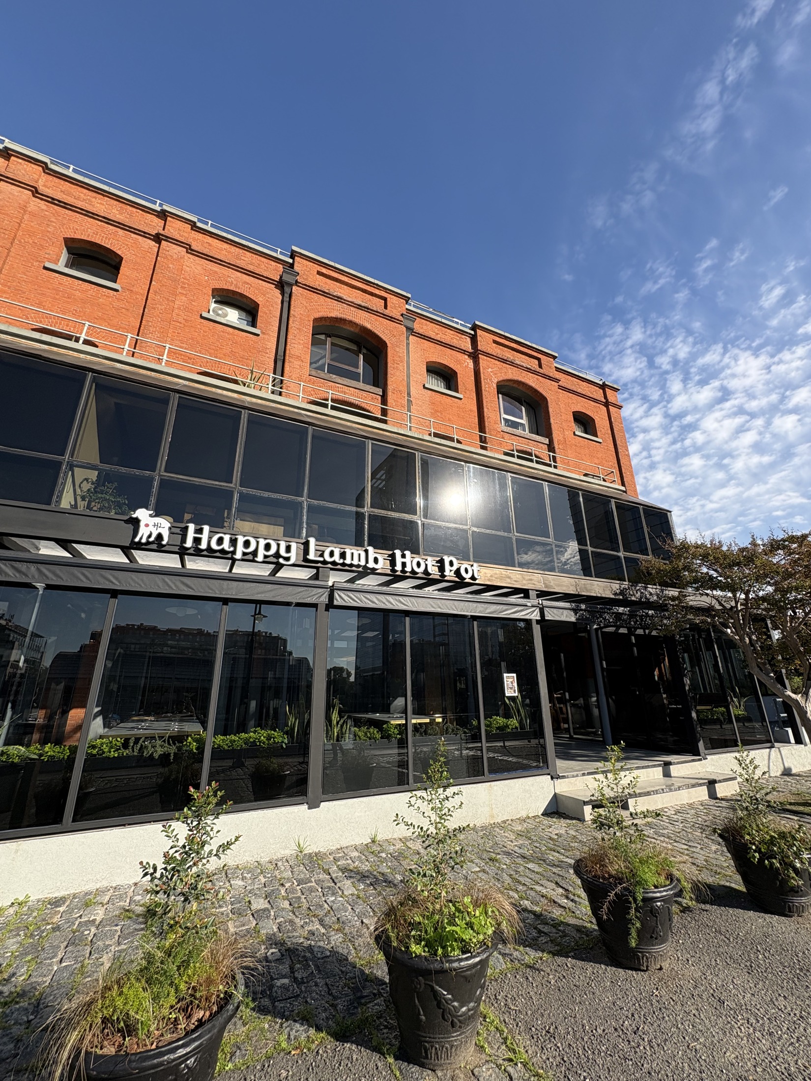 Frente vidriado de Happy Lamb en Puerto Madero