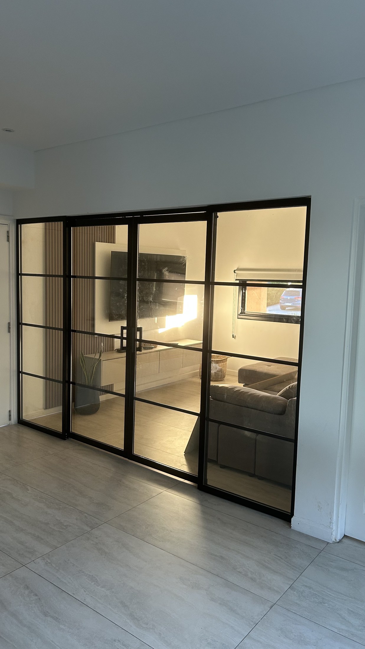 Cerramiento interior de aluminio negro y vidrio en San Matías